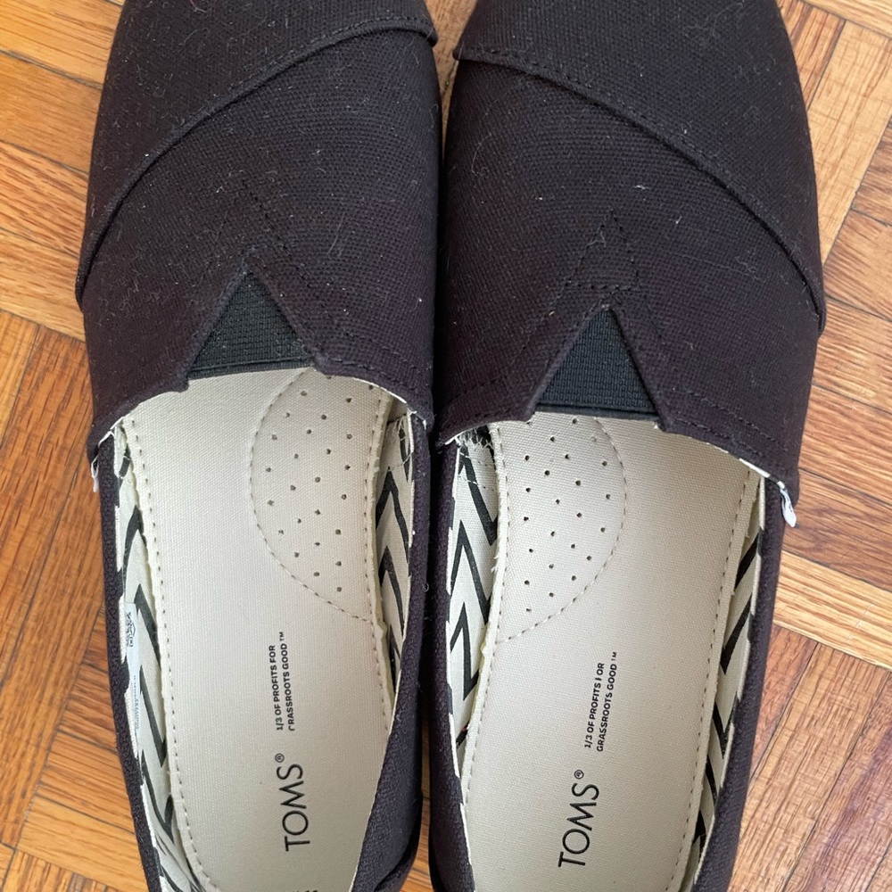 TOMS Women's Black Canvas Flats